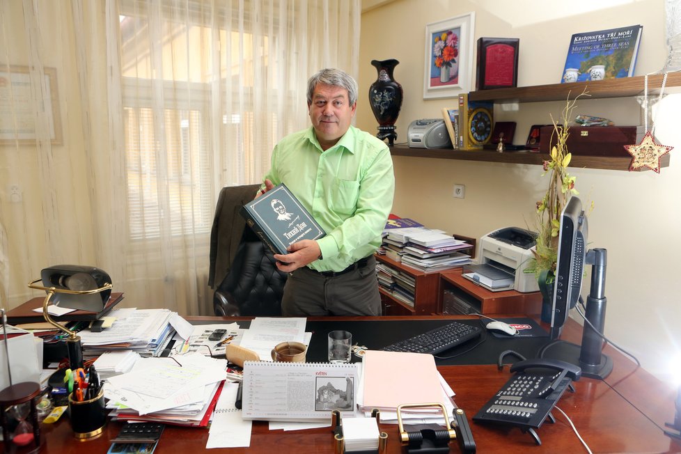 Knihu Tichý Don dostal darem od ruského velvyslance, na stole má skleničku na vodu s vyleptanými třešněmi a nápisem KSČM