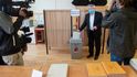 Předseda KSČM Vojtěch Filip odevzdal svůj hlas v krajských volbách v Českých Budějovicích (2. 10. 2020)