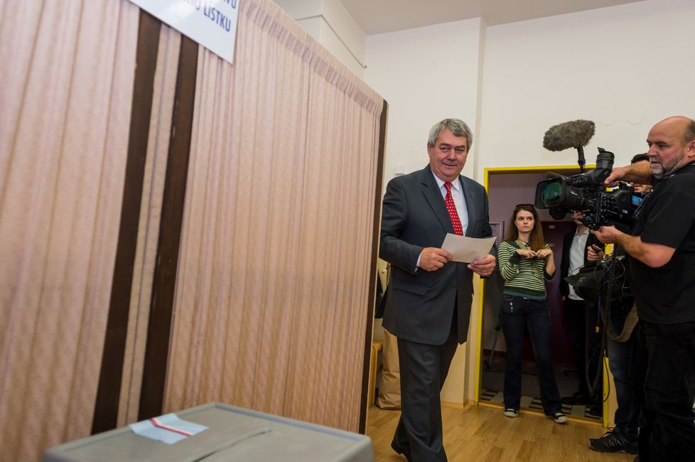 Předseda KSČM Vojtěch Filip odevzdal 20. října v Českých Budějovicích svůj hlas ve sněmovních volbách.