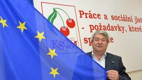 Šéf KSČM Vojtěch Filip ve volebním štábu KSČM s vlajkou EU během eurovoleb