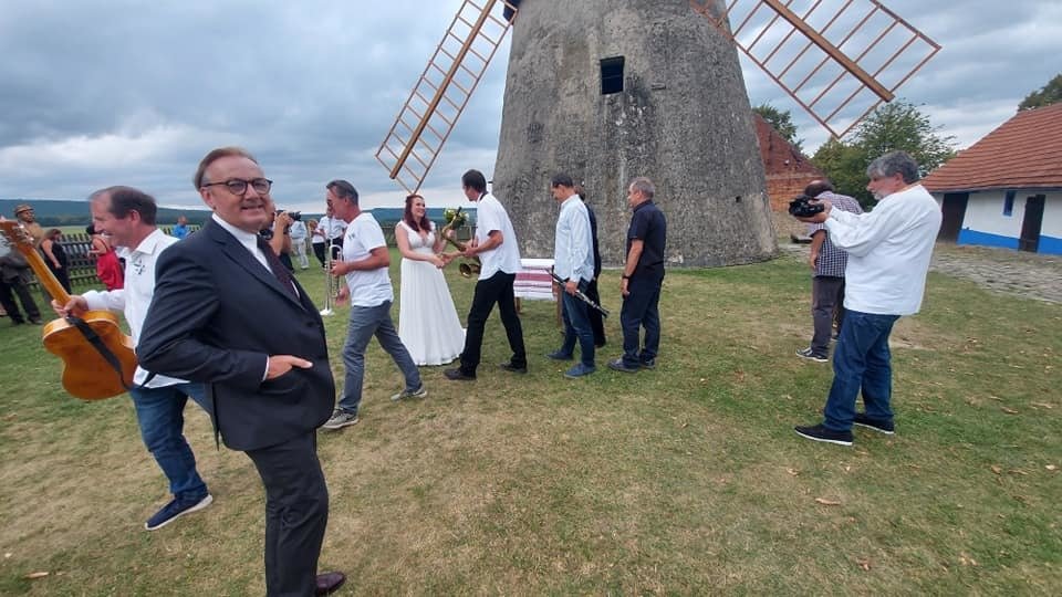 Ondřej Havelka (66) oženil v Kuželově na Slovácku svého syna Vojtu (34).  Pokračovatel slavného muzikantského rodu si v pravé poledne v proslulém kuželovském mlýně vzal Terezku Nálevkovou (27) z Českých Budějovic.