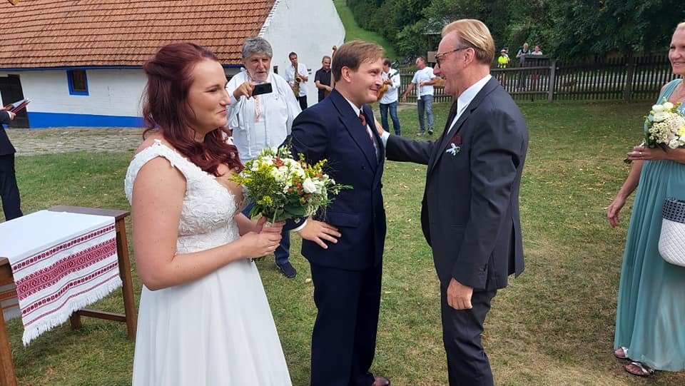 Ondřej Havelka (66) oženil v Kuželově na Slovácku svého syna Vojtu (34).  Pokračovatel slavného muzikantského rodu si v pravé poledne v proslulém kuželovském mlýně vzal Terezku Nálevkovou (27) z Českých Budějovic.