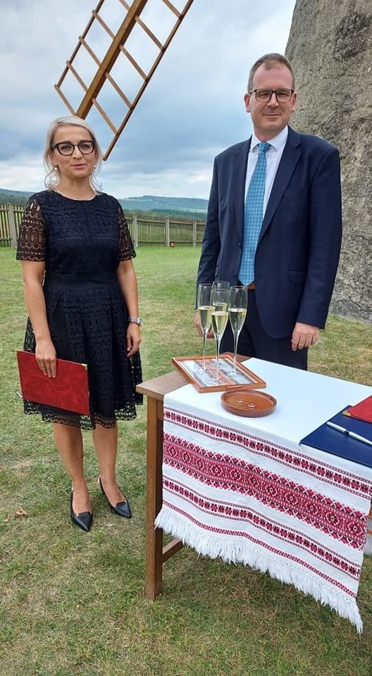 Ondřej Havelka (66) oženil v Kuželově na Slovácku svého syna Vojtu (34).  Pokračovatel slavného muzikantského rodu si v pravé poledne v proslulém kuželovském mlýně vzal Terezku Nálevkovou (27) z Českých Budějovic.