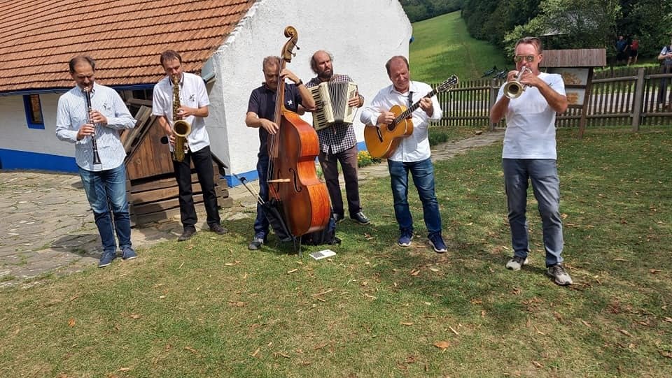 Ondřej Havelka (66) oženil v Kuželově na Slovácku svého syna Vojtu (34).  Pokračovatel slavného muzikantského rodu si v pravé poledne v proslulém kuželovském mlýně vzal Terezku Nálevkovou (27) z Českých Budějovic.