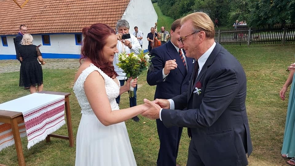 Ondřej Havelka (66) oženil v Kuželově na Slovácku svého syna Vojtu (34).  Pokračovatel slavného muzikantského rodu si v pravé poledne v proslulém kuželovském mlýně vzal Terezku Nálevkovou (27) z Českých Budějovic.