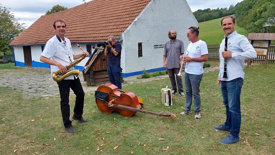 Ondřej Havelka (66) oženil v Kuželově na Slovácku svého syna Vojtu (34).  Pokračovatel slavného muzikantského rodu si v pravé poledne v proslulém kuželovském mlýně vzal Terezku Nálevkovou (27) z Českých Budějovic.