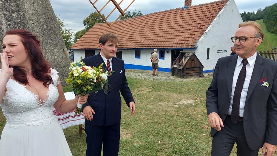 Ondřej Havelka (66) oženil v Kuželově na Slovácku svého syna Vojtu (34).  Pokračovatel slavného muzikantského rodu si v pravé poledne v proslulém kuželovském mlýně vzal Terezku Nálevkovou (27) z Českých Budějovic.