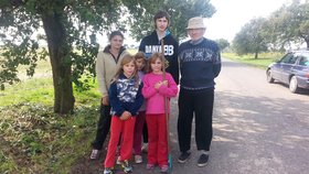 Vojtěchova sestra Renata Sádlová má čtyři děti. Vpravo je Vojtěchův nevlastní otec.