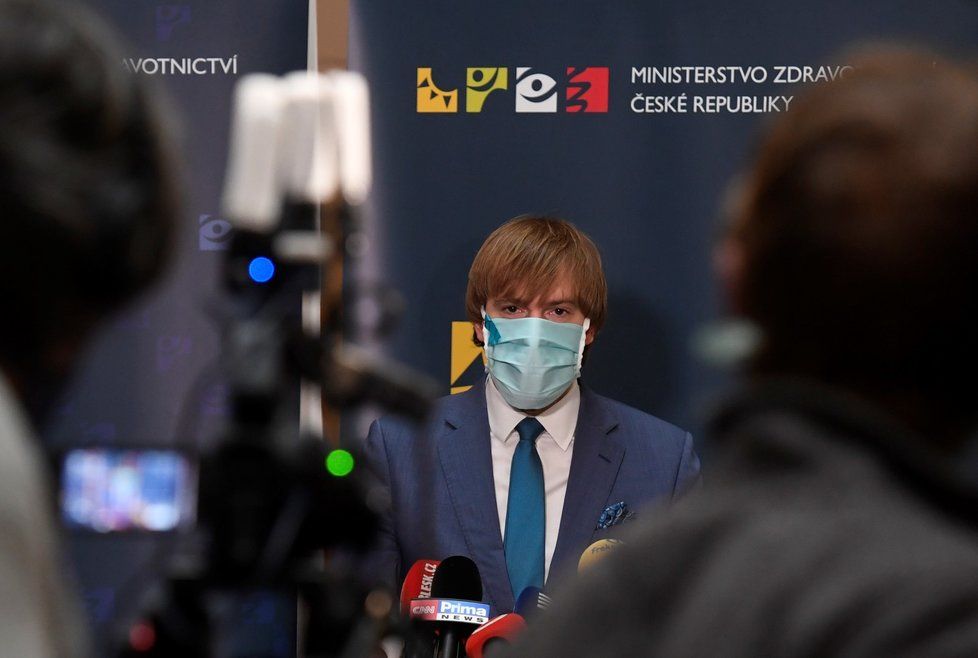 Ministr zdravotnictví Adam Vojtěch (za ANO) na tiskové konferenci k výsledkům studie testování kolektivní imunity na onemocnění covid-19. (6. května 2020)