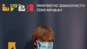 Ministr zdravotnictví Adam Vojtěch (za ANO) na tiskové konferenci k výsledkům studie testování kolektivní imunity na onemocnění covid-19. (6. května 2020)