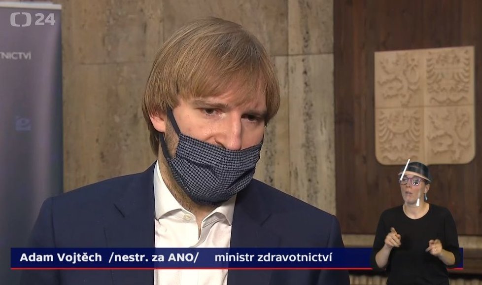 Ministr Adam Vojtěch (za ANO) měl na závěr rozhovoru s Českou televizí odkrytý nos (28. 3. 2020)