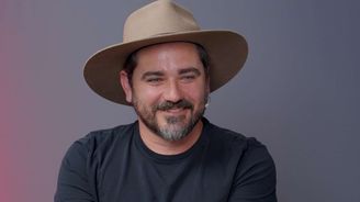 Vojtěch Kotek: Táta je furt s náma, ve mně, v Hubísovi. Rodičovství je silná vazba, nikdy nezmizí Vojtěch Kotek: Táta je furt s náma, ve mně, v Hubísovi. Rodičovství je silná vazba, nikdy nezmizí
