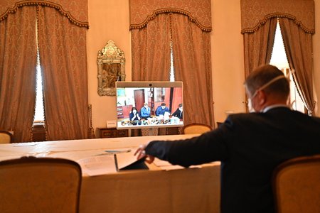 Premiér Andrej Babiš byl s vládou při jednání spojen na dálku pomocí videokonference. (17. 4. 2020)