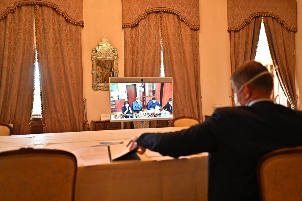 Premiér Andrej Babiš byl s vládou při jednání spojen na dálku pomocí videokonference (17. 4. 2020).