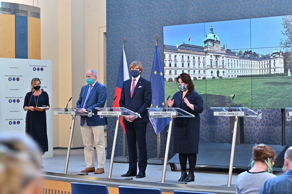 Tisková konference po jednání vlády 17. 4. 2020.