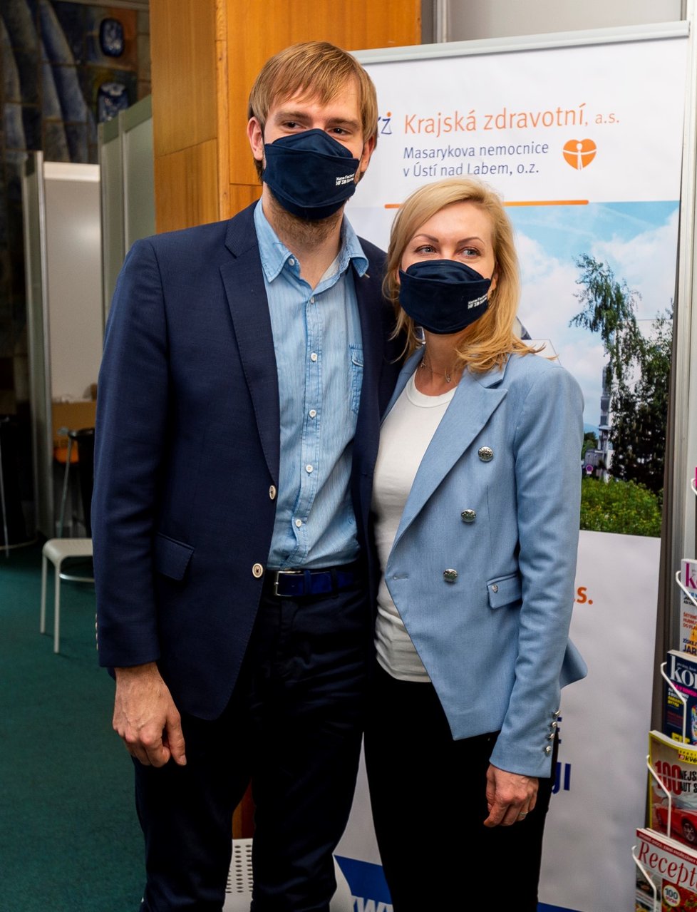 Ministr zdravotnictví Adam Vojtěch (za ANO) se i s manželkou Olgou nechali naočkovat v Ústí nad Labem (13. 6. 2021)