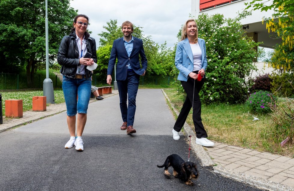 Ministr zdravotnictví Adam Vojtěch (za ANO) se i s manželkou Olgou nechali naočkovat v Ústí nad Labem (13. 6. 2021)