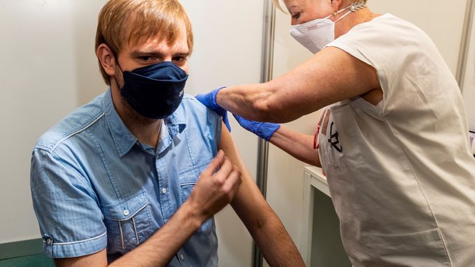 Atmosféra posledních týdnů: Kdo se očkuje, je dobrý, kdo ne, je špatný. Na snímku vakcinace ministra zdravotnictví Adama Vojtěcha.