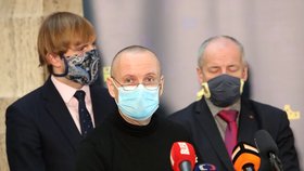 Ministr zdravotnictví Adam Vojtěch (za ANO) a náměstek Romany Prymula na ministerstvu zdravotnictví (27.3.2020)