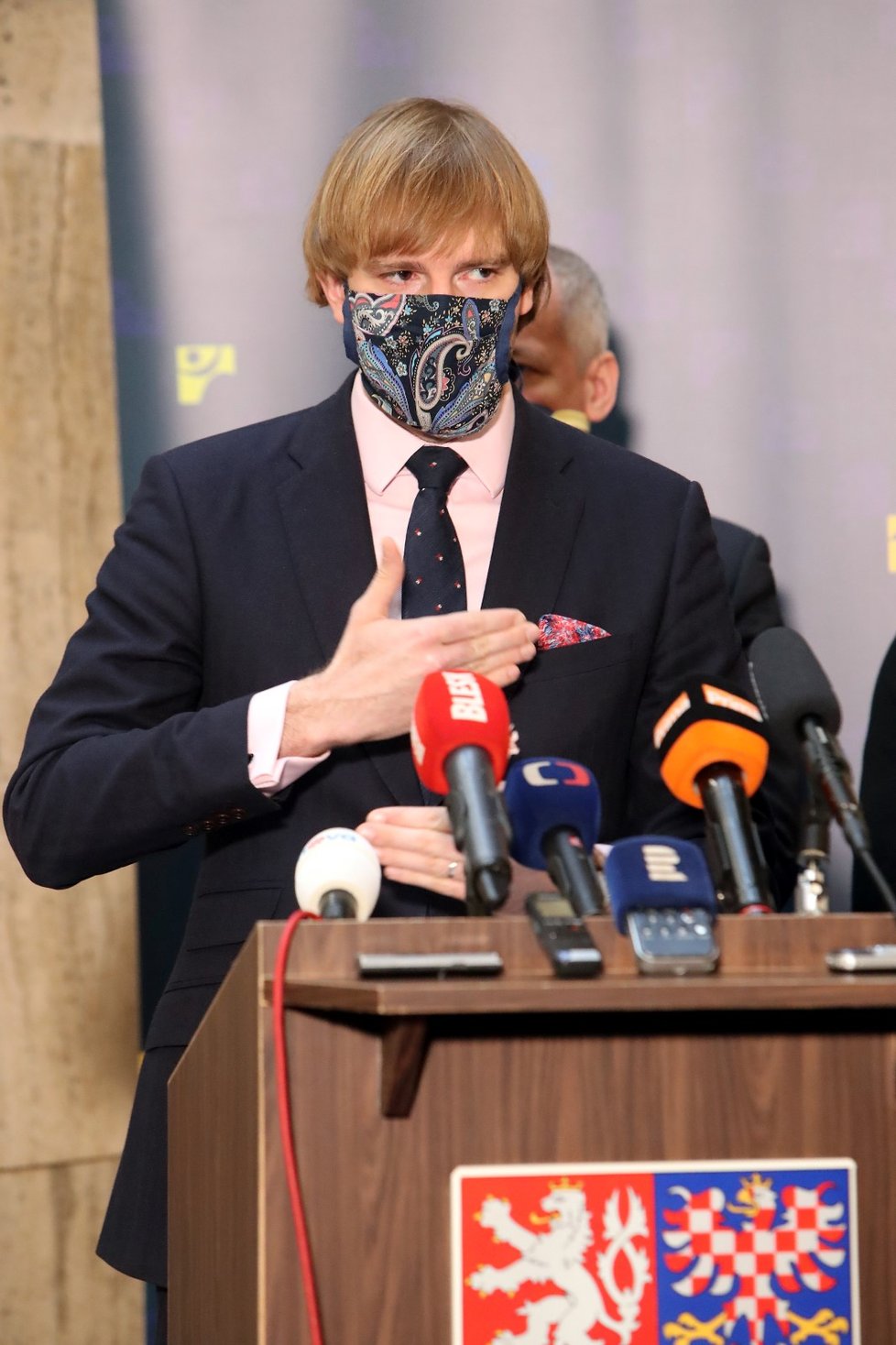 Ministr zdravotnictví Adam Vojtěch (za ANO) na ministerstvu zdravotnictví (27. 3. 2020.)