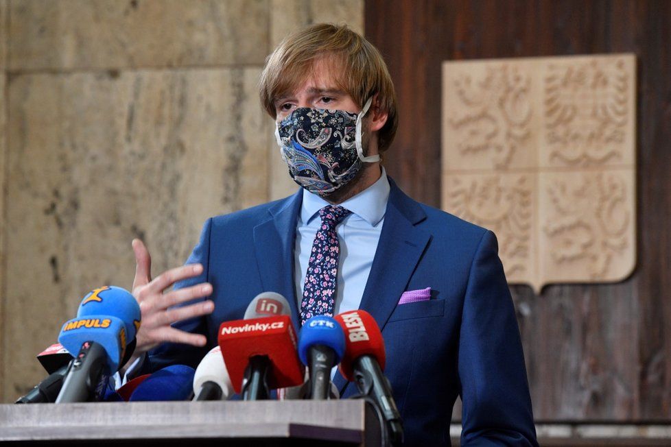 Ministr zdravotnictví Adam Vojtěch (za ANO) na ministerstvu zdravotnictví (23. 7. 2020).