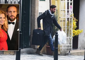 S velkým kufrem a dvěma igelitovými taškami zastihli fotoreportéři Blesku Romana Vojtka. Stěhuje se snad z vypůjčeného bytu a vrací se k manželce?