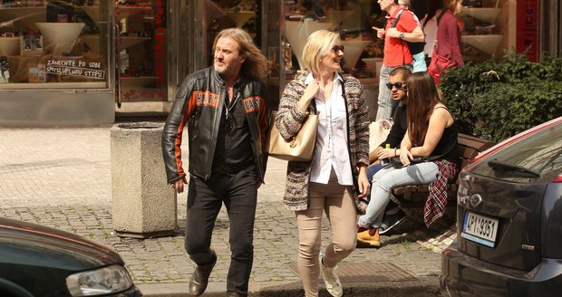 Pepa Vojtek s manželkou Jovankou vyrazili na nákupy a vypadali spokojeně.