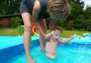 Víte, jak udržet vodu v bazénu čistou pro sebe a své děti?