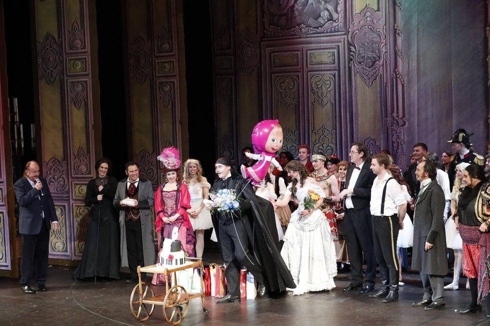 Marianu Vojtkovi uspořádali kolegové z Fantoma Opery oslavu na jevišti