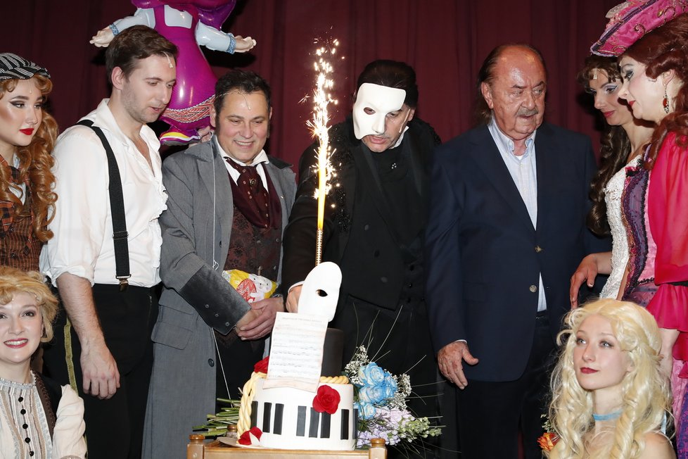 Marianu Vojtkovi uspořádali kolegové z Fantoma Opery oslavu na jevišti