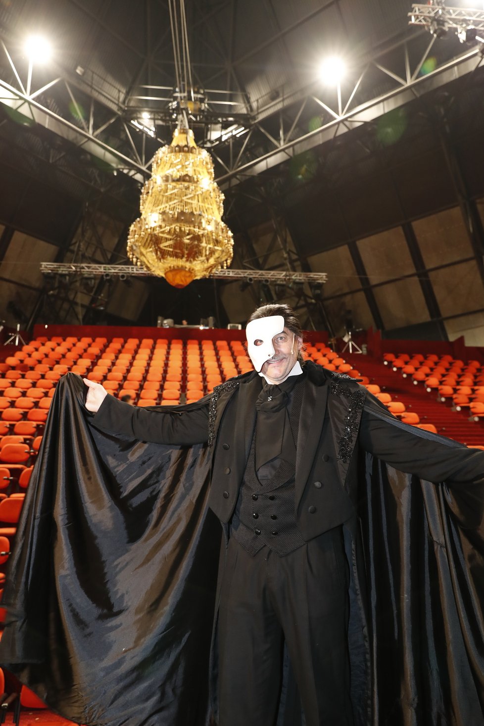 Marianovi Vojtkovi uspořádali kolegové z Fantoma opery oslavu na jevišti.