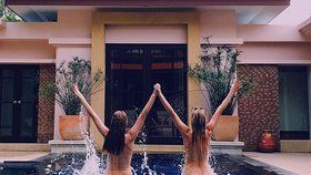 Povánoční dárek pro všechny chlapy: Modelky Vojtová a Houdová nahé v bazénu!