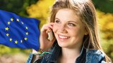 Hurá, prázdniny budou s telefonem v zahraničí levnější: EU sníží cenu datového roamingu!