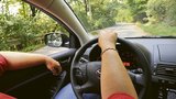 Tisíce řidičů bez papírů: Jsou muži horší 'piloti' než ženy?