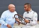 V roce 2013 se potkali Lewis Hamilton a Stirling Moss, který ukázal volant, jenž se používal v závodech F1 v 50. letech