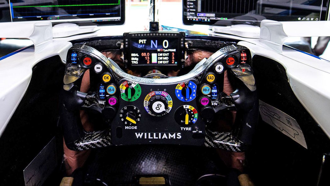 Pohled do kokpitu monopostu formule na volant pilotů stájí Williams