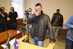 Žárlivý a opilý Martin M. (40) strhl během jízdy volant přítelkyni a čekal na střet s protijedoucím autem. Vrchní soud v Olomouci mu zpřísnil trest ze 7 na 15 let.