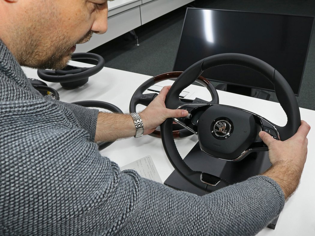 U tvarování věnce volantu je důležité, aby dobře padl do ruky a aby palce byly v ideální pozici vůči ovládacím tlačítkům na ramenech