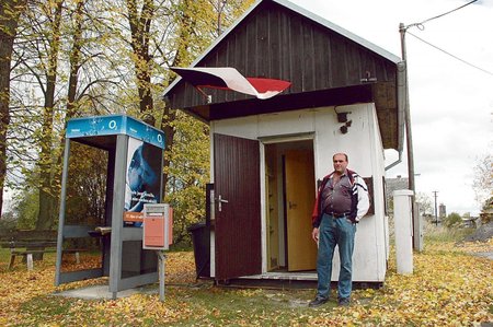 Starosta a volební zapisovatel v jedné osobě Zdeněk Budín vyhlíží prvního voliče