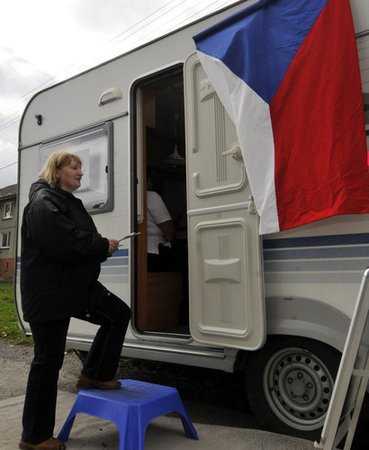 Božena Poláčková z Arnoltic, místní části obce Huzová v Olomouckém kraji, odevzdala 17. října svůj hlas ve volbách do krajského zastupitelstva v neobvyklé volební místnosti - upraveném karavanu.