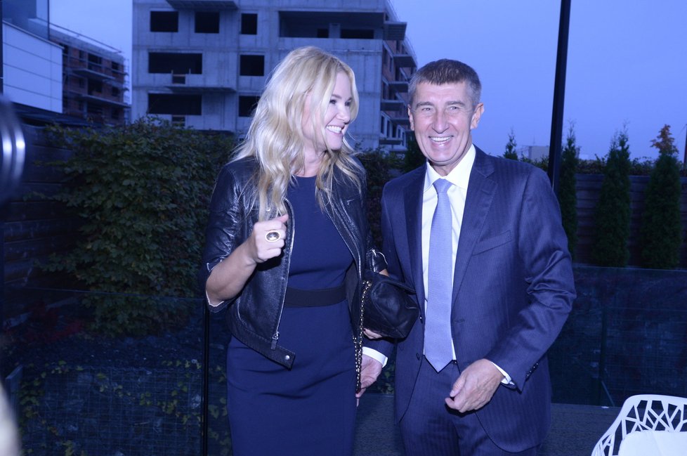 Andrej Babiš s partnerkou Monikou ve volebním štábu ANO