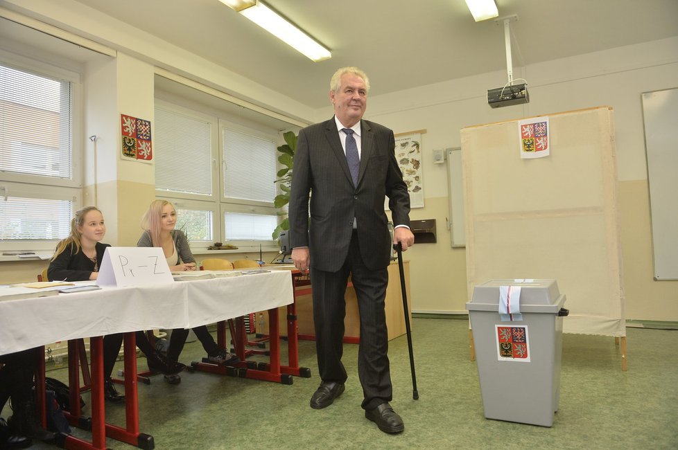 Volby 2014: Ke komunálním volbám dorazili Miloš a Ivana Zemanovi každý zvlášť