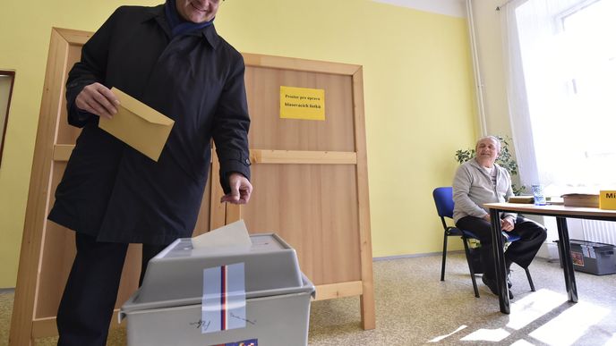 Předseda TOP 09 Miroslav Kalousek odevzdal svůj hlas v Bechyni Předseda TOP 09 Miroslav Kalousek odevzdal svůj hlas v Bechyni