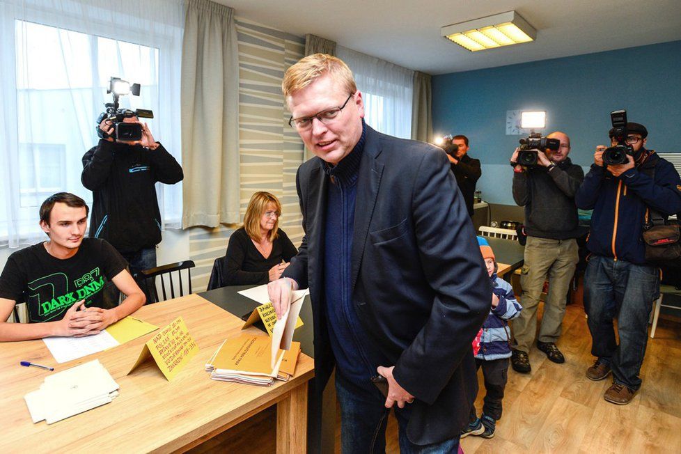 Vicepremiér Pavel Bělobrádek (KDU-ČSL) přišel hlasovat v Náchodě