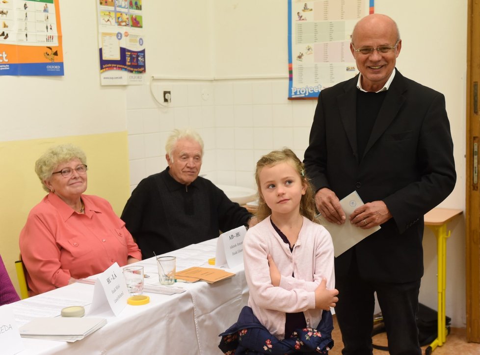 Kandidát na prezidenta Michal Horáček volil ve sněmovních volbách 21. října v Roudnici nad Labem v doprovodu dcery Julie.