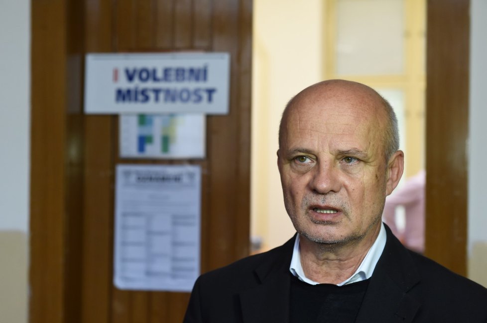Kandidát na prezidenta Michal Horáček volil ve sněmovních volbách 21. října v Roudnici nad Labem v doprovodu dcery Julie.