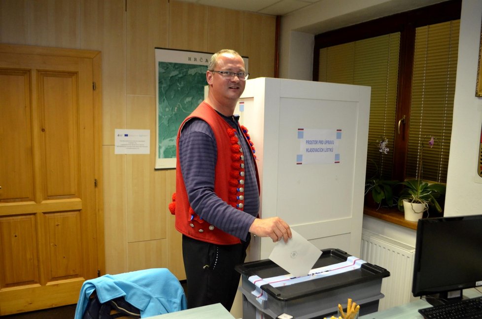 Starosta Peter Staňo volil v goralské vestě. Předtím troubil do lesů na fujaru.