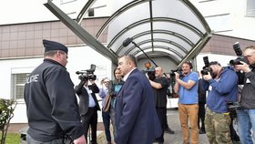 Tajemník SPD Jaroslav Staník při konfliktu s novináři ve volebním štábu SPD