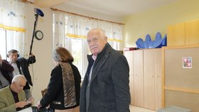 Václav Klaus ve volební místnosti