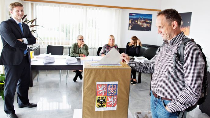 Turisté a Češi žijící v Portugalsku přišli 20. října odevzdat svoje hlasy ve volbách do Poslanecké sněmovny na velvyslanectví České republiky v Lisabonu.
